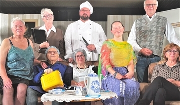 Diese bunte Truppe bringt im MGH Zeven „Halbpension mit Leiche“ auf die Bühne.