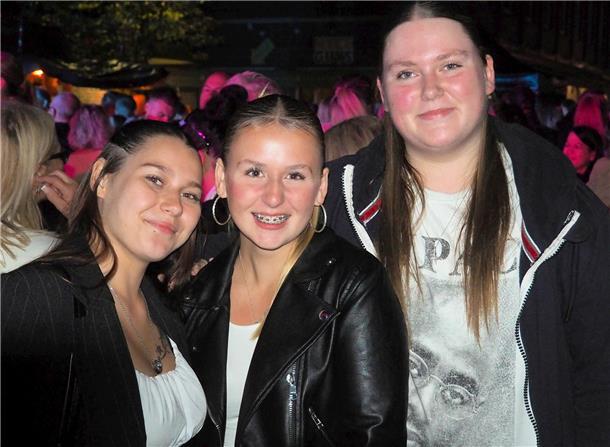 Diese drei jungen Frauen aus Geestland hatten viel Spaß im Lindenhof.