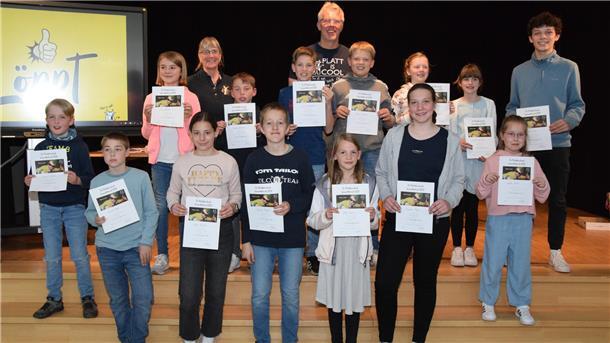 Das sind die besten Plattdeutsch-Leser im Landkreis Rotenburg Diese Erst- bis Drittplatzierten qualifizierten sich für den Bezirksentscheid des plattdeutschen Lesewettbewerbes. Vorne von links die Sieger: Henrik Oetjen, Layla Stünkel, Clawes Rugen, Jette Smit und Karolin Alpers.