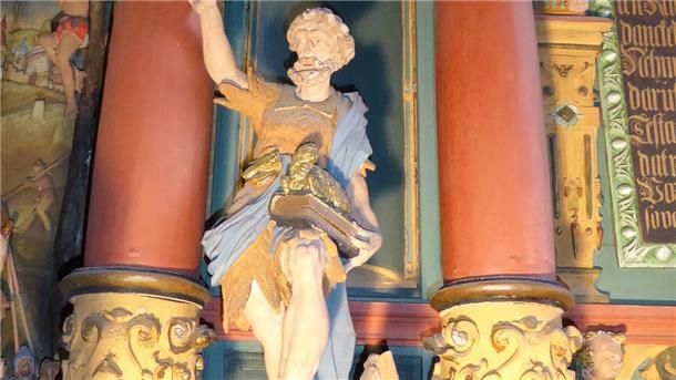 Diese Figur von Johannes dem Täufer stammt von Ludwig Münstermann. Sie gehört zu den Kunstschätzen der St.-Bartholomäus-Kirche in Tossens.
