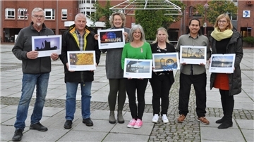 Diese Fotografinnen und Fotografen haben am Nordenham-Kalender 2024 mitgewirkt. Unser Bild zeigt sie mit NMT-Geschäftsführerin Ilona Tetzlaff (von links): Volker Rohde, Jörg Blomenkamp, Ilona Tetzlaff, Sonja von Pickardt, Sandra Kleemeyer, Andres Hernandez und Jane Agena.