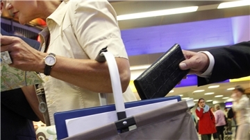 Das Foto zeigt eine gestellte Taschendieb-Aktion 