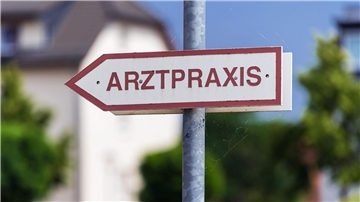 Hinweisschild Arztpraxis