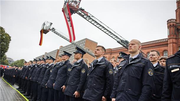 Diese jungen Leute fangen eine Ausbildung bei der Feuerwehr in Berlin an.