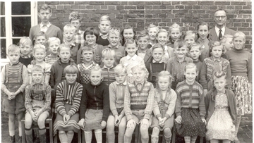 Diese Kinder besuchten die einklassige Schule in Moorsee im Jahr 1960. Rechts hinten Lehrer Peter Harmjanz.