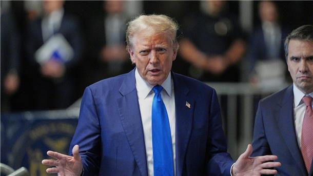Trump vergleicht Biden-Regierung mit der Gestapo „Diese Leute leiten eine Gestapo-Regierung“, soll der ehemalige US-Präsident Donald Trump über Joe Bidens Regierung gesagt haben.