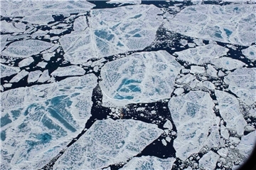 Diese Luftaufnahme der ‚Polarstern‘, dem Forschungsschiff des Alfred-Wegener-Instituts, gewährt einen Blick auf den Gakkelrücken, ein riesiges Rückensystem im Arktischen Ozean.