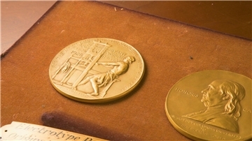 Diese Medaille wird bei der Verleihung der Pulitzer-Preise in New York verliehen.