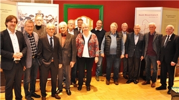 Diese Menschen haben die Geschichte der Stadt Nordenham in den vergangenen 50 Jahren mitgeprägt (von links): Nils Siemen, Ulrich Münzberg, Wilfried Fugel, Dr. Lothar Knippert, Hans Francksen, Referent Lutz Timmermann, Ralf van Norden, Margitta Terborg, Tobias Thormählen, Karlheinz Ranft, Gerriet Brödje, Karl-Heinz Wedemeyer, Ernst-Otto Kruse und Günter Busch. Sie sind ehemalige und aktuelle Bürgermeister, Ortsbürgermeister oder Verwaltungschefs der Stadt Nordenham.