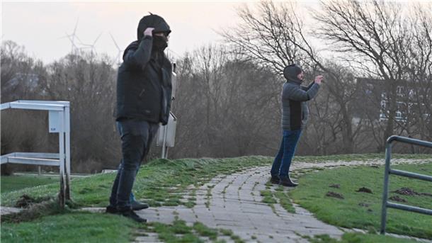 Diese mutigen Beobachter stemmen sich am Wremer Deich gegen den Wind, den das Sturmtief "Zoltan" mitbringt.
