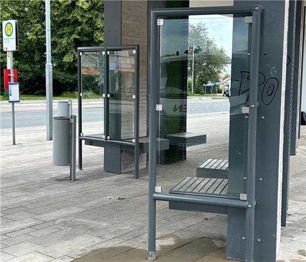 Das Foto zeigt die neuen Windschutzwände an der Bushaltstelle. 