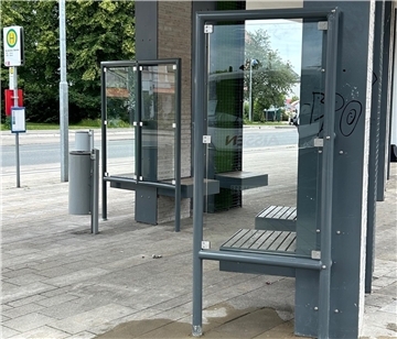 Das Foto zeigt die neuen Windschutzwände an der Bushaltstelle. 