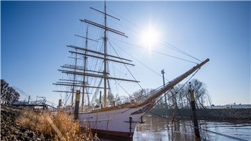 Diese Schönheit schmückt bald Bremerhaven. Die "Schulschiff Deutschland" wird von Vegesack in die Seestadt verlegt.