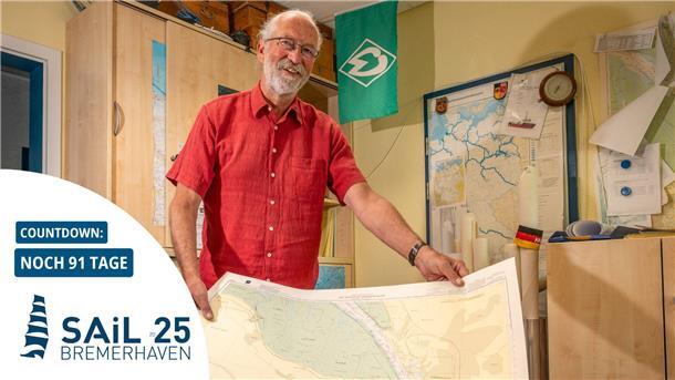 Sail Bremerhaven: Der Mann hinter der Schiffsparade Paradedirektor Jörn Karweit mit einer Seekarte von der Weser bei Bremerhaven.