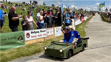Seifenkistenrennen mit vielen Zuschauern in Feldhausen