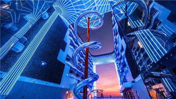 Meeresgiganten: Diese neuen Kreuzfahrtschiffe starten 2025 Diese spiralförmige Rutsche windet sich auf der „MSC World America“ mehrere Decks hinab.
