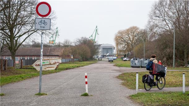 Diese Straße soll für den Schulneubau erschlossen werden.  