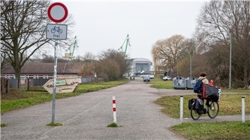 Diese Straße soll für den Schulneubau erschlossen werden.  