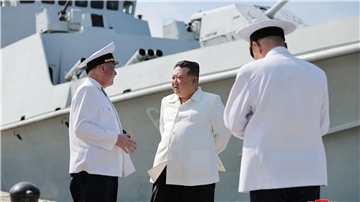 Diese undatierte Aufnahme soll Nordkoreas Machthaber Kim Jong Un (M) beim Besuch einer Marine-Einheit zeigen. Die Aufnahme wurde von der staatlichen nordkoreanischen Nachrichtenagentur KCNA zur Verfügung gestellt. Unabhängige Journalisten hatten keinen Zugang. Sein Inhalt kann deshalb nicht unabhängig verifiziert werden.