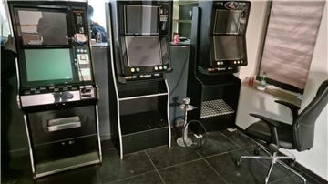 Diese vermutlich illegalen Glücksspielautomaten fanden die Ermittler in einer Wohnung vor.