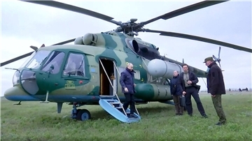 Diese Videostandbild soll Wladimir Putin bei seiner Ankunft an einem nicht genannten Ort in den Regionen Cherson oder Luhansk zeigen.
