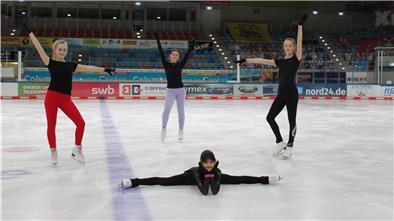 Diese vier Eisläuferinnen haben die Eisarena für sich allein – müssen dafür aber auch viel bezahlen (von links): Mandy Eweleit, Elena Hergert, Henrike Nötzel und vorne Taisija Hirsch.