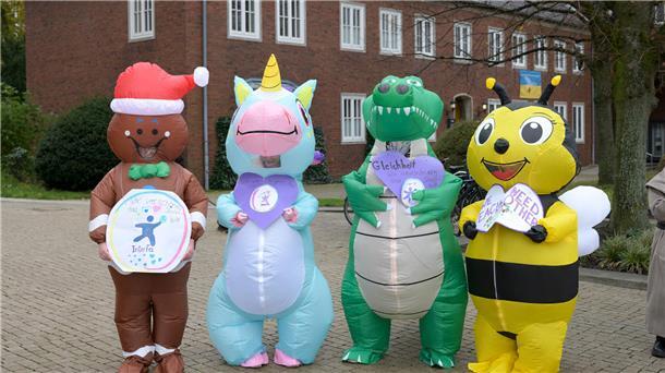 Nach den Stadtbild-Aussagen des Kanzlers: Demo in Bremerhaven Demonstranten in Kostümen