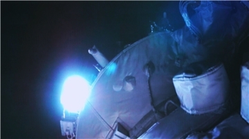 Diese von der chinesischen staatlichen Nachrichtenagentur Xinhua zur Verfügung gestellte Aufnahme zeigt das bemannte Raumschiff „Shenzhou 15“ beim Andocken an die „Tiangong“-Raumstation.