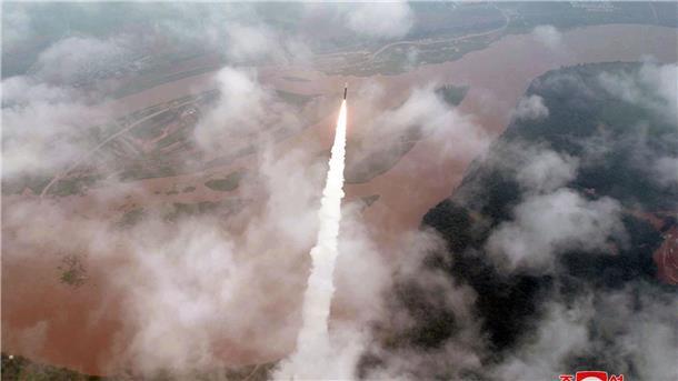 Nordkorea will neuartige Feststoffrakete getestet haben Diese von der staatlichen nordkoreanischen Nachrichtenagentur KCNA zur Verfügung gestellte Aufnahme soll nach eigenen Angaben den angeblichen Testabschuss am 12.07.2023 zeigen. Der Inhalt kann nicht unabhängig verifiziert werden.