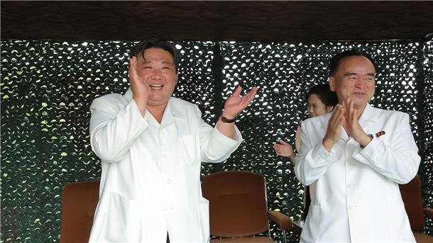 Nordkorea will neuartige Feststoffrakete getestet haben Diese von der staatlichen nordkoreanischen Nachrichtenagentur KCNA zur Verfügung gestellte Aufnahme zeigt nach eigenen Angaben Machthaber Kim Jong Un (l) beim Testabschuss der Rakete am 12.07.2023. Der Inhalt kann nicht unabhängig verifiziert werden.
