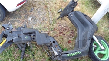 Diesen Motorroller haben unbekannte in der Neuen Aue in Bremerhaven-Lehe illegal entsorgt.