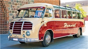 Das Foto zeigt den Oldtimerbus der Marke Kässbohrer Setra. 