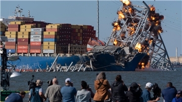 Dieser Brückenteil wurde nun mit Sprengladungen in die Luft gejagt, um das darunter liegende Schiff freizulegen.