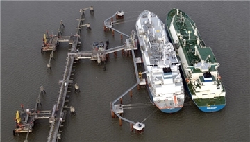 Dieser Doppelpack bringt das Gas am LNG-Terminal Wilhelmshaven an Land: Rechts der Tanker "Maran Gas Ithaca", links das Spezialschiff "Hoegh Esparanza", das das eisige Flüssiggas wieder in Gas verwandelt und dann ins deutsche Pipeline-Netz einspeist.