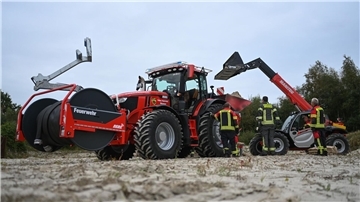 Dieser Feuerwehr-Traktor kann löschen, pumpen und sogar Sandsäcke füllen.