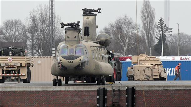 In die Ukraine? USA bringen via Bremerhaven viele Panzer und MaxxPro nach Europa Dieser große Hubschrauber ohne Rotorblätter stand schon vor der Ankunft der "Endurance" auf der ABC-Halbinsel.