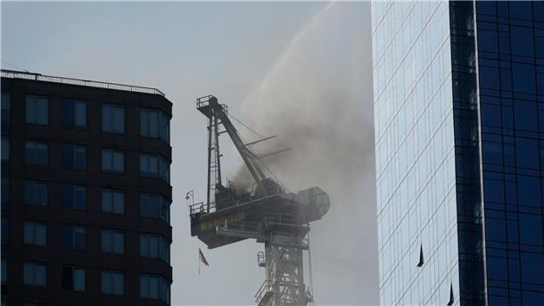 Kran in New York bricht nach Feuer teilweise zusammen Dieser Kran fing bei Bauarbeiten in New York Feuer und brach anschließend teilweise zusammen.