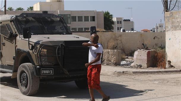 Bilder des Tages Dieser Mann bringt nonverbal zum Ausdruck, was er von den israelischen Militärfahrzeugen in der Stadt Dschenin im Westjordanland hält.