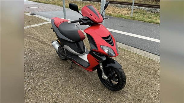 Motorroller gestohlen: Polizei Bremerhaven bittet um Hinweise  Dieser Motorroller wurde in Bremerhaven-Geestemünde getohlen.
