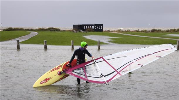 Surfer bei Hochwasser