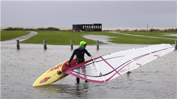 Surfer bei Hochwasser
