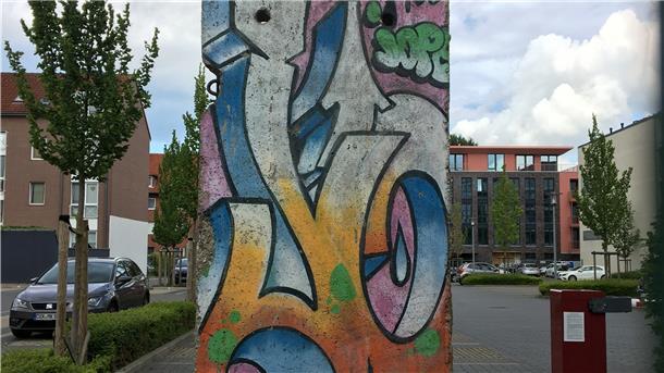 Dieser Überrest der Berliner Mauer steht in Bremerhaven. Vor 60 jahren wurde er an der damaligen Grenze zwischen DDR und BRD aufgestellt.