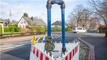 Dieser Versuchsbrunnen an der Flettnerstraße in Höhe Siemensstraße wurde am Donnerstag abgebaut. Die Anwohner schöpfen trotzdem neue Hoffnung. 