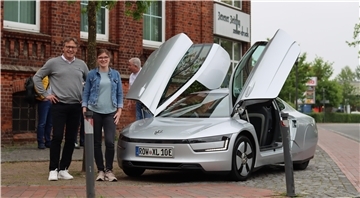 VW XL1: Dieses Auto ist selten. Der VW XL1 gleicht beinahe einem Raumschiff. Ganz schön futuristisch. Der Besitzer dieses Autos, Torsten Meyer, nimmt Volontärin Maria Weigl mit auf eine kleine Spritztour.