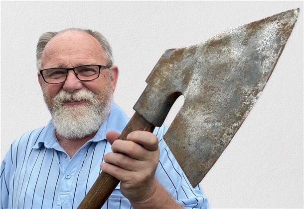 Wie ein altes Beil ein spannendes Stück Nordenhamer Industriegeschichte erzählt Mann mit Beil, Günter Stehfest aus Abbehausen