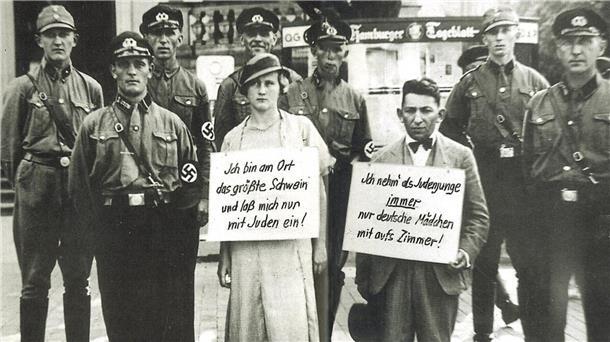 Nazis umstellen jüdische Bewohner. SA-Schergen trieben den Kinobesitzer Oskar Dankner und seine angebliche Geliebte Adele Edelmann begleitet von Hunderten Schaulustigen durch Cuxhaven.