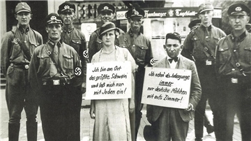 Nazis umstellen jüdische Bewohner. SA-Schergen trieben den Kinobesitzer Oskar Dankner und seine angebliche Geliebte Adele Edelmann begleitet von Hunderten Schaulustigen durch Cuxhaven.