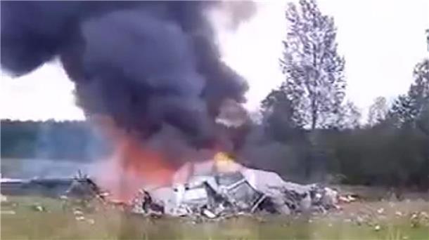 Dieses Bild aus einem Video, das von Ostorozhno Novosti veröffentlicht wurde, soll die Absturzstelle eines Privatjets in der Nähe des Dorfes Kuschenkino in Region Twer zeigen.