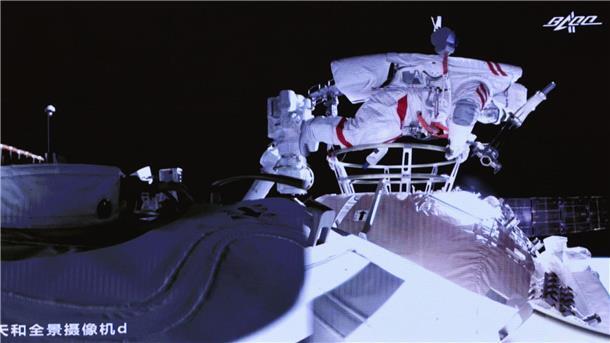 Dieses Bild der Pekinger Raumfahrtkontrollzentrum zeigt, wie der chinesische Astronaut Liu Boming aus dem Kernmodul der Raumstation „Tiangong“ aussteigt.
