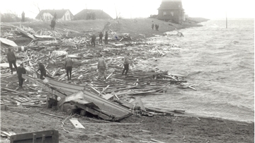 Schwarz-weiß-Foto von den verheerenden Schäden nach der Sturmflut 1962 an der Butjadinger Küste.